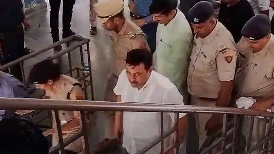 ಕಾಂಗ್ರೆಸ್‌ ಶಾಸಕ ಮಮ್ಮನ್‌ ಖಾನ್‌ ಅವರನ್ನು ಶುಕ್ರವಾರ ನೂಹ್‌ನ ನ್ಯಾಯಾಲಯಕ್ಕೆ ಕರೆತರಲಾಯಿತು –ಪಿಟಿಐ ಚಿತ್ರ