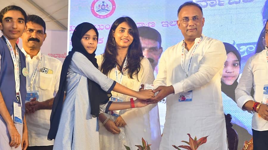 <div class="paragraphs"><p>ಮಂಗಳೂರಿನಲ್ಲಿ ಸೋಮವಾರ ನಡೆದ ಕಾರ್ಯಕ್ರಮದಲ್ಲಿ ಮೈತ್ರಿ ಮುಟ್ಟಿನ ಕಪ್ ಯೋಜನೆಯ ಬೃಹತ್ ವಿತರಣಾ ಅಭಿಯಾನಕ್ಕೆ ಸಚಿವ ದಿನೇಶ್ ಗುಂಡೂರಾವ್ ಚಾಲನೆ ನೀಡಿದರು.</p></div>