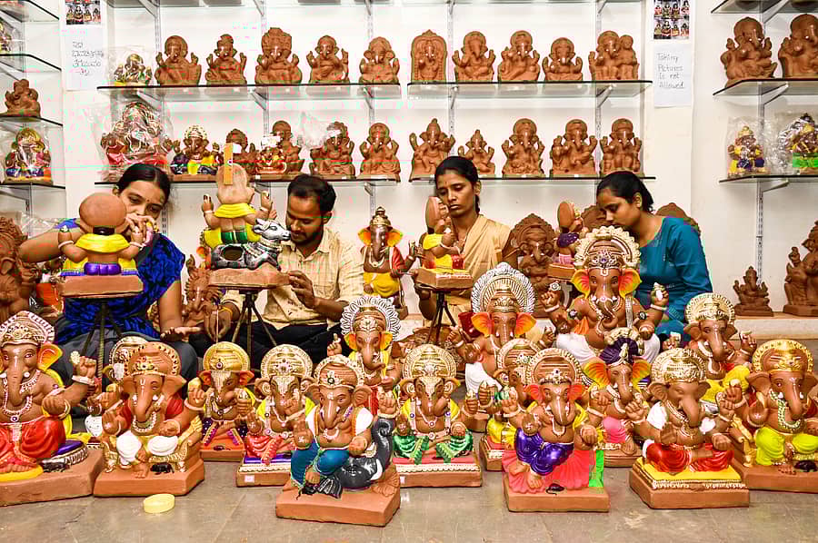 ಕಲಬುರಗಿಯ ಬ್ರಹ್ಮಪುರ ಶಾಸ್ತ್ರಿ ಚೌಕ್ ಬಳಿ ಗಣೇಶ ಹಬ್ಬದ ಅಂಗವಾಗಿ ಅಂಗಡಿಯೊಂದರಲ್ಲಿ ಪರಿಸರ ಸ್ನೇಹಿ ಗಣೇಶ ಮೂರ್ತಿಗಳನ್ನು ಕಲಾವಿದರು ಸಿದ್ಧಗೊಳಿಸುತ್ತಿರುವುದು – ಪ್ರಜಾವಾಣಿ ಚಿತ್ರ