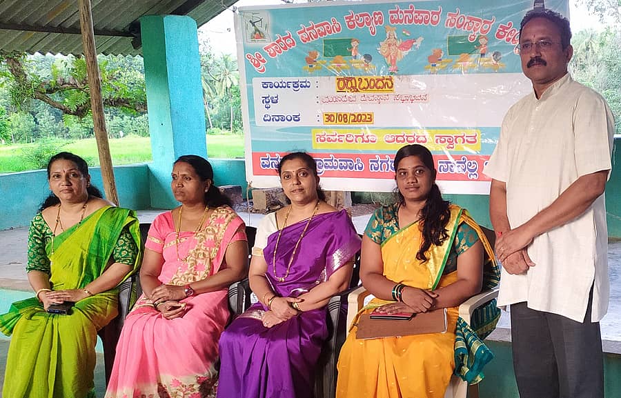 ಕಾರವಾರದ ನಗೆ ಗ್ರಾಮದಲ್ಲಿ ನಡೆದ ರಕ್ಷಾ ಬಂಧನ ಕಾರ್ಯಕ್ರಮದಲ್ಲಿ ಎಸ್.ಆರ್.ಎನ್.ಮೂರ್ತಿ ಮಾತನಾಡಿದರು