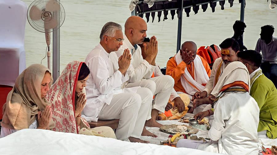 <div class="paragraphs"><p>ವಾರಣಸಿಯ ದಶಾಶ್ವಮೇಧ ಘಾಟ್ನಲ್ಲಿ ಪೂಜೆ ಸಲ್ಲಿಸಿದ ಪ್ರಧಾನಿ ಪ್ರವಿಂದ್ ಜುಗ್ನೌತ್– ಪಿಟಿಐ ಚಿತ್ರ</p></div>