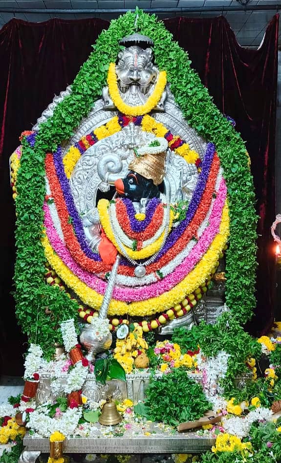 ಹೂವಿನ ಅಲಂಕಾರದಲ್ಲಿ ಆಂಜನೇಯ ಸ್ವಾಮಿ