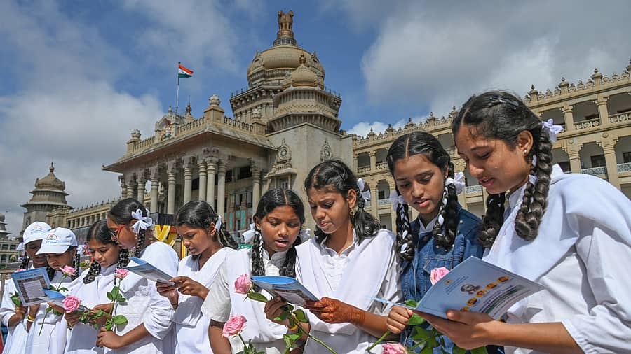 <div class="paragraphs"><p>ವಿಧಾನಸೌಧದ ಮುಂಭಾಗ ಶುಕ್ರವಾರ ನಡೆದ ಅಂತರರಾಷ್ಟ್ರೀಯ ಪ್ರಜಾಪ್ರಭುತ್ವ ದಿನಾಚರಣೆಯಲ್ಲಿ ಪಾಲ್ಗೊಂಡಿದ್ದ ವಿದ್ಯಾರ್ಥಿನಿಯರು ಸಂವಿಧಾನದ ಪ್ರಸ್ತಾವನೆಯನ್ನು ಓದುತ್ತಿರುವುದು </p></div>