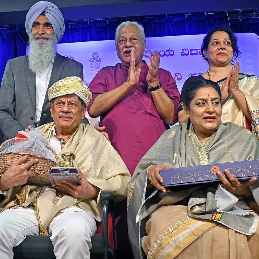 ಅನಂತ ನಾಗ್ ಹಾಗೂ ಗಾಯತ್ರಿ ದಂಪತಿಯನ್ನು ನಿವೃತ್ತ ಐಎಎಸ್ ಅಧಿಕಾರಿ ಚಿರಂಜೀವಿ ಸಿಂಘ್ ಸನ್ಮಾನಿಸಿದರು. ಭಾರತೀಯ ವಿದ್ಯಾಭವನದ ನಿರ್ದೇಶಕ ಎಚ್.ಎನ್. ಸುರೇಶ್ ಮತ್ತು ಜಂಟಿ ಕಾರ್ಯದರ್ಶಿ ನಾಗಲಕ್ಷ್ಮಿ ಕೆ. ರಾವ್ ಇದ್ದಾರೆ –ಪ್ರಜಾವಾಣಿ ಚಿತ್ರ