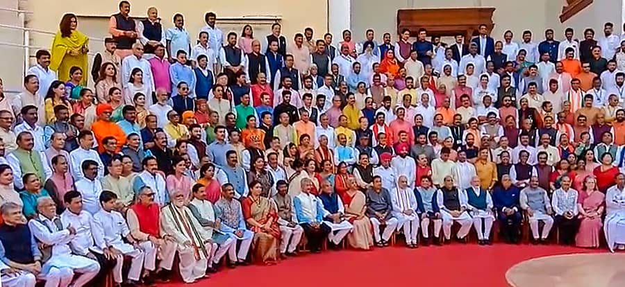 ಹಳೆಯ ಸಂಸತ್‌ ಭವನದ ಆವರಣದಲ್ಲಿ ನಡೆದ ಗುಂಪು ಫೋಟೊ ಸೆಷನ್‌ನಲ್ಲಿ ಪಾಲ್ಗೊಂಡಿದ್ದ ಉಭಯ ಸದನದ ಸದಸ್ಯರು –ಪಿಟಿಐ ಚಿತ್ರ