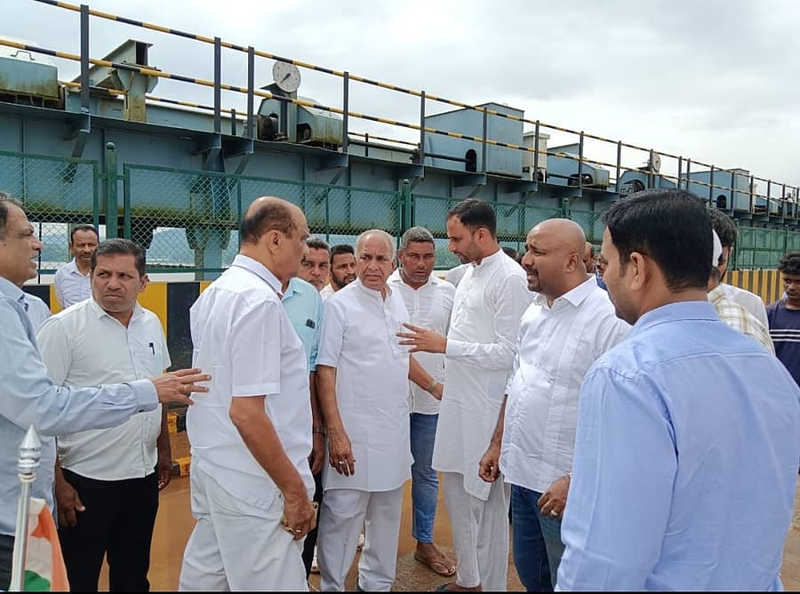 ಸಣ್ಣ ನೀರಾವರಿ ಇಲಾಖೆ ಸಚಿವ ಬೋಸರಾಜು ಅವರು ಶನಿವಾರ ಹರೇಕಳ ಅಣೆಕಟ್ಟೆ ವೀಕ್ಷಿಸಿದರು