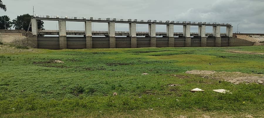 <div class="paragraphs"><p>ಮಳೆ ಇಲ್ಲದೆ ಬರಿದಾಗಿರುವ ಹಗರಿಬೊಮ್ಮನಹಳ್ಳಿ ತಾಲ್ಲೂಕಿನ ಮಾಲವಿ ಜಲಾಶಯ</p></div>