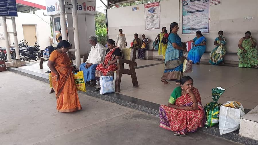 <div class="paragraphs"><p>ದಾವಣಗೆರೆ ನಗರದ ಕೇಂದ್ರ ಬಸ್ ನಿಲ್ದಾಣದಲ್ಲಿ ಬಸ್ಗಳ ಸಂಚಾರ ವಿರಳವಾಗಿದೆ.</p></div>