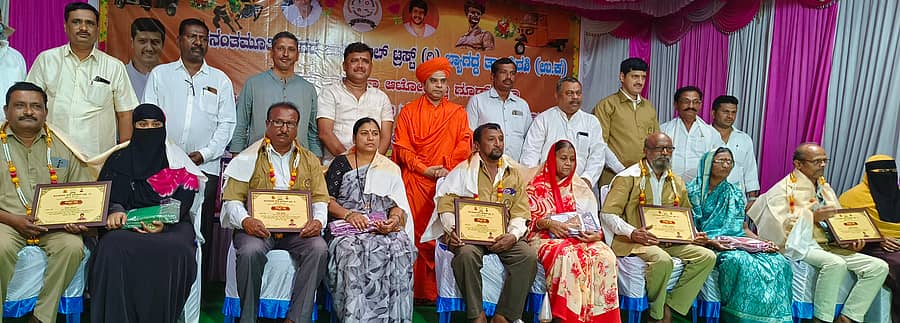 ಚನ್ನಮ್ಮನ ಕಿತ್ತೂರಲ್ಲಿ ಅನಂತಮೂರ್ತಿ ಹೆಗಡೆ ಟ್ರಸ್ಟ್ ಏರ್ಪಡಿಸಿದ್ದ ಕಾರ್ಯಕ್ರಮದಲ್ಲಿ ಆಟೋರಿಕ್ಷಾ ಚಾಲಕ ಹಾಗೂ ಕುಟುಂಬದವರನ್ನು ಸತ್ಕರಿಸಲಾಯಿತು