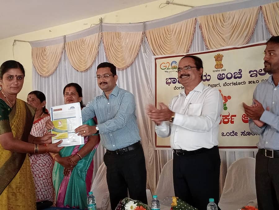 ಬಾಪ ಗ್ರಾಮದಲ್ಲಿ ನಡೆದ ‘ಅಂಚೆ ಜನಸಂಪರ್ಕ ಅಭಿಯಾನ’ದಲ್ಲಿ ಪೋಸ್ಟ್ ಮಾಸ್ಟರ್ ಜನರಲ್ ಎಲ್.ಕೆ.ಡ್ಯಾಶ್ ಅವರು ಅಂಚೆ ಉಳಿತಾಯ ಖಾತೆ ಪಾಸ್ ಪುಸ್ತಕ ಹಾಗೂ ಅಂಚೆ ಜೀವ ವಿಮೆ ಪಾಲಿಸಿಯ ಬಾಂಡ್ಗಳನ್ನು ವಿತರಣೆ ಮಾಡಿದರು.