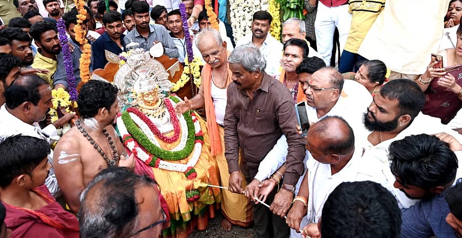 ಚಿತ್ರದುರ್ಗದ ಕೋಟೆ ಆವರಣದಲ್ಲಿ ಮಂಗಳವಾರ ಏಕನಾಥೇಶ್ವರಿ ಅಮ್ಮನವರ ಉಯ್ಯಾಲೆ ಉತ್ಸವಕ್ಕೆ ಶಾಸಕ ಎಂ.ಚಂದ್ರಪ್ಪ ಚಾಲನೆ ನೀಡಿದರು.