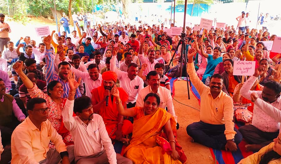 ಬೆಂಗಳೂರಿನ ಸ್ವಾತಂತ್ರ್ಯ ಉದ್ಯಾನದಲ್ಲಿ ಮಂಗಳವಾರ ನಡೆದ ಅತಿಥಿ ಉಪನ್ಯಾಸಕರ ಪ್ರತಿಭಟನೆಯಲ್ಲಿ ಕಾಂಗ್ರೆಸ್ ಮುಖಂಡ ಆಯನೂರು ಮಂಜುನಾಥ್ ಹಾಗೂ ಕಾಳಿಮಠದ ಋಷಿಕೇಶ ಸ್ವಾಮೀಜಿ ಪಾಲ್ಗೊಂಡಿದ್ದರು.