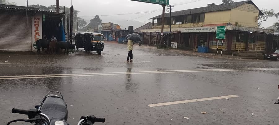 ಕೊಟ್ಟಿಗೆಹಾರದಲ್ಲಿ ಮಳೆ ಸುರಿಯುತ್ತಿರುವ ದೃಶ್ಯ