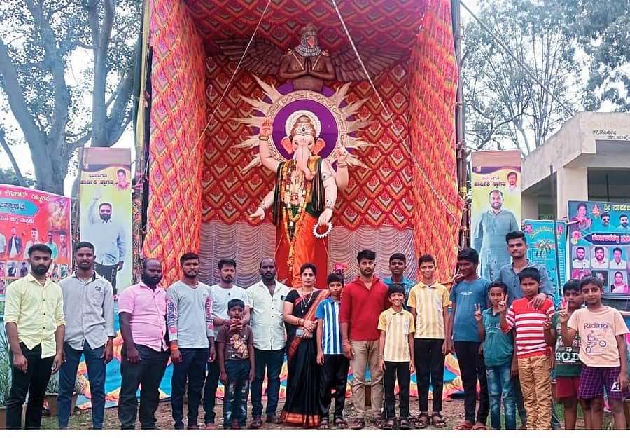 <div class="paragraphs"><p>ಹುಕ್ಕೇರಿ ತಾಲ್ಲೂಕಿನ ಹಿಡಕಲ್ ಡ್ಯಾಂ ಬಳಿಯ ಲೇಬರ್ ಕ್ಯಾಂಪ್‌ನಲ್ಲಿ ಪ್ರತಿಷ್ಠಾಪಿಸಲಾದ 31 ಅಡಿ ಎತ್ತರದ ಗಣೇಶ ಮೂರ್ತಿಯೊಂದಿಗೆ ಮಂಡಳಿಯ ಸದಸ್ಯರು ಮತ್ತು ಗ್ರಾಮ ಪಂಚಾಯಿತಿ ಸದಸ್ಯೆ ಭಾರತಿ ಬೆಣ್ಣಿ ಇದ್ದಾರೆ.</p></div>