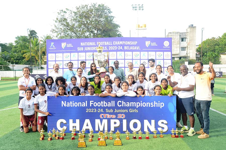 13 ವರ್ಷದೊಳಗಿನವರ ಸಬ್ ಜೂನಿಯರ್ ರಾಷ್ಟ್ರೀಯ ಬಾಲಕಿಯರ ಫುಟ್ಬಾಲ್ ಟೂರ್ನಿಯಲ್ಲಿ ಚಾಂಪಿಯನ್ ಆದ ಕರ್ನಾಟಕ ತಂಡಕ್ಕೆ ಅತಿಥಿಗಳು ಟ್ರೋಫಿ ಹಸ್ತಾಂತರಿಸಿದರು