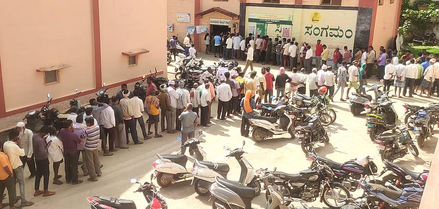 ದೊಡ್ಡಬಳ್ಳಾಪುರ ಟಿಎಪಿಎಂಸಿಎಸ್ ರಸಗೊಬ್ಬರ ಮಾರಾಟ ಮಳಿಗೆ ಮುಂದೆ ಬುಧವಾರ ಯೂರಿಯಾ ರಸಗೊಬ್ಬರ ಖರೀದಿಸಲು ನೂರಾರು ಜನ ರೈತರು ಸಾಲುಗಟ್ಟಿ ನಿಂತಿದ್ದರು