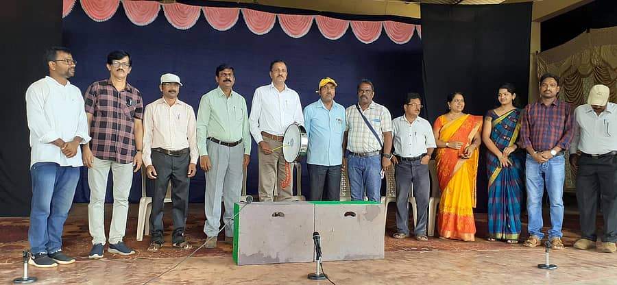 ಸಾಗರದಲ್ಲಿ ಸರ್ಕಾರಿ ಪದವಿಪೂರ್ವ ಕಾಲೇಜು ಗುರುವಾರ ಏರ್ಪಡಿಸಿದ್ದ ‘ಬೆಪ್ಪುತಕ್ಕಡಿ ಬೋಳೆ ಶಂಕರ’, ‘ಕೃಷ್ಣೇಗೌಡರ ಆನೆ’ ನಾಟಕ ಪ್ರದರ್ಶನವನ್ನು ಕಾಲೇಜಿನ ಪ್ರಾಂಶುಪಾಲ ಕೆ.ಸಿ.ಸತ್ಯನಾರಾಯಣ ಉದ್ಘಾಟಿಸಿದರು