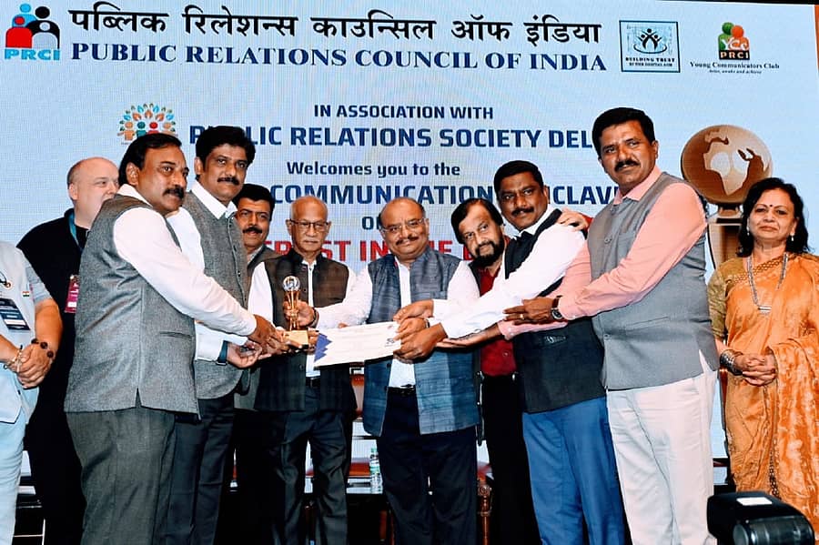 ಭಾರತೀಯ ಸಾರ್ವಜನಿಕ ಸಂಪರ್ಕ ಮಂಡಳಿಯ ‘ಕಾರ್ಪೊರೇಟ್ ಕೊಲ್ಯಾಟರಲ್’ ರಾಷ್ಟ್ರೀಯ ಪ್ರಶಸ್ತಿಗಳನ್ನು ಕೆಎಸ್ಆರ್ಟಿಸಿ ಅಧಿಕಾರಿಗಳು ನವದೆಹಲಿಯಲ್ಲಿ ಸ್ವೀಕರಿಸಿದರು.