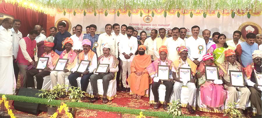 ದೊಡ್ಡಬಳ್ಳಾಪುರದಲ್ಲಿ ಮಂಗಳವಾರ ನಡೆದ ತಾಲ್ಲೂಕು ಮಟ್ಟದ ಶಿಕ್ಷಕರ ದಿನಾಚರಣೆಯಲ್ಲಿ ನಿವೃತ್ತ ಶಿಕ್ಷಕರನ್ನು ಗೌರವಿಸಲಾಯಿತು