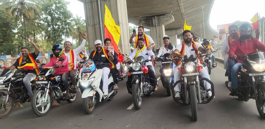 ಕನ್ನಡಪರ ಸಂಘಟನೆಗಳ ಸದಸ್ಯರು ಬೆಂಗಳೂರಿನಿಂದ ಕೆಆರ್ಎಸ್ ಜಲಾಶಯದವರೆಗೆ ಬೈಕ್ ರ್ಯಾಲಿಯಲ್ಲಿ ಬಂದು ಕಾವೇರಿ ಹೋರಾಟಕ್ಕೆ ಬೆಂಬಲ ನೀಡಿದರು