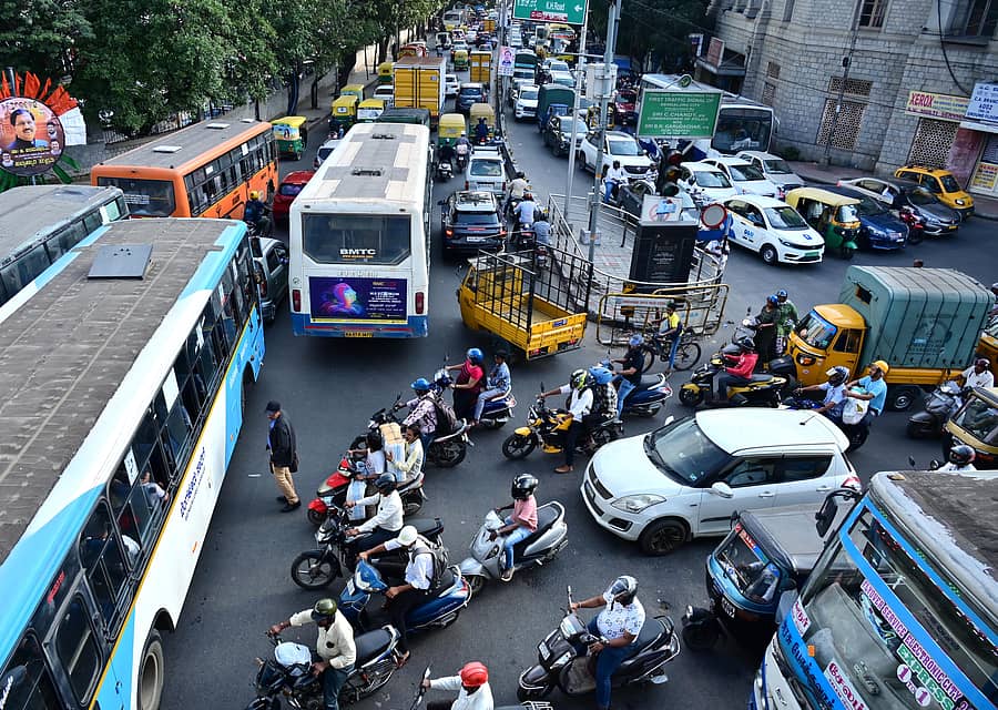 ಎಲ್ಐಸಿ ಕೇಂದ್ರ ಕಚೇರಿ ಜಂಕ್ಷನ್ನಲ್ಲಿ ವಾಹನ ದಟ್ಟಣೆ