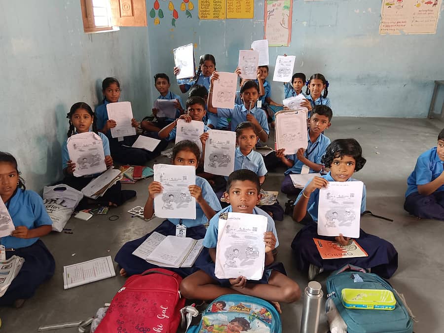 ಯರಗೋಳ ಸರ್ಕಾರಿ ಹಿರಿಯ ಪ್ರಾಥಮಿಕ ಶಾಲೆಯ 5ನೇ ತರಗತಿ ಆಂಗ್ಲ ಮಾಧ್ಯಮ ವಿದ್ಯಾರ್ಥಿಗಳು ಕೈಯಲ್ಲಿ ಪಠ್ಯ ಪುಸ್ತಕದ ಜೆರಾಕ್ಸ್ ಪ್ರತಿಗಳು ಹಿಡಿದಿರುವುದು