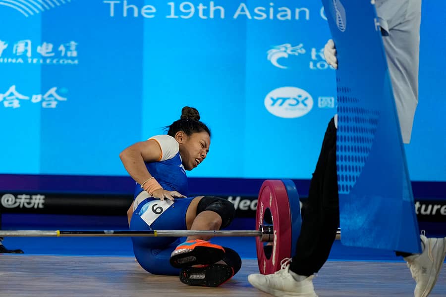 ಭಾರತದ ವೇಟ್ಲಿಫ್ಟರ್ ಮೀರಾಬಾಯಿ ಚಾನು ಅವರು ಸ್ಪರ್ಧೆಯ ಸಂದರ್ಭದಲ್ಲಿ ತೊಡೆಯ ನೋವಿನಿಂದ ಬಳಲಿದರು. ಭಾರ ಎತ್ತುವಾಗ ಕುಸಿದರು –ಎಪಿ/ಪಿಟಿಐ ಚಿತ್ರ
