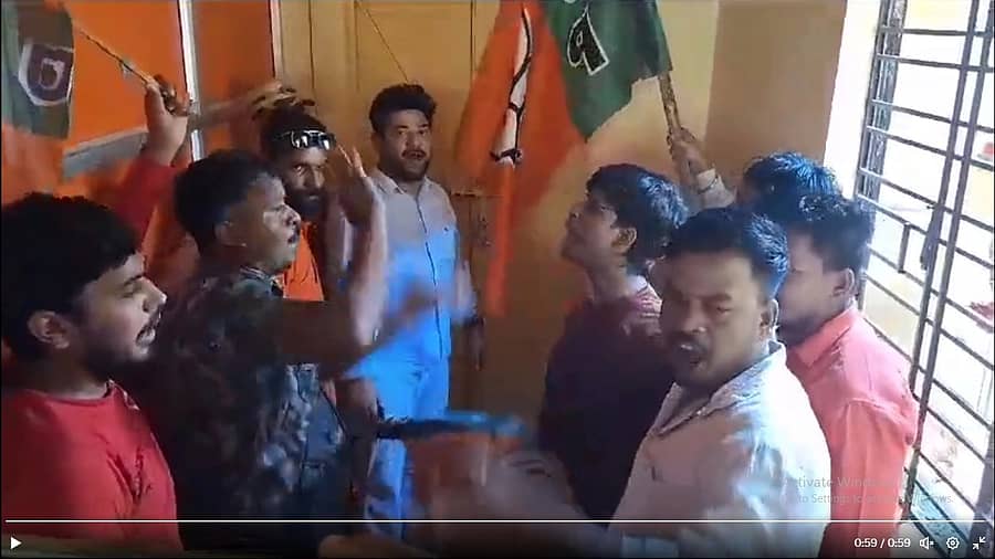 <div class="paragraphs"><p>ಪಶ್ಚಿಮ ಬಂಗಾಳದ ಬಂಕುಡಾದ ಬಿಜೆಪಿ ಕಚೇರಿಯಲ್ಲಿ ಕೇಂದ್ರ ಸಚಿವ ಸುಭಾಸ್ ಸರ್ಕಾರ್ ಅವರನ್ನು ಕೂಡಿ ಹಾಕಿದ ಬಿಜೆಪಿ ಕಾರ್ಯಕರ್ತರು ಘೋಷಣೆ ಕೂಗಿದರು</p></div>