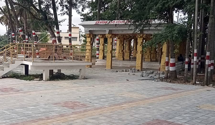 ಶ್ರೀರಂಗಪಟ್ಟಣ ಸಮೀಪದ ಕಿರಂಗೂರು ಬನ್ನಿ ಮಂಟಪದ ಸುತ್ತ ಸಿಮೆಂಟ್ ಕಲ್ಲಿನ ನೆಲಹಾಸು ಹಾಕಿ ಅಂದಗಾಣಿಸಿರುವುದು