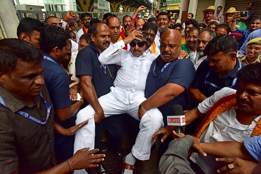 <div class="paragraphs"><p>ಬೆಂಗಳೂರಿನಲ್ಲಿ ಬುಧವಾರ ಮುಖ್ಯಮಂತ್ರಿ ಮನೆಗೆ ಮುತ್ತಿಗೆ ಹಾಕಲು ಮುಂದಾದ ಕನ್ನಡ ಒಕ್ಕೂಟದ ಅಧ್ಯಕ್ಷ ವಾಟಾಳ್ ನಾಗರಾಜ್ ಸೇರಿದಂತೆ ಹಲವು ಸದಸ್ಯರನ್ನು ಬುಧವಾರ ಪೊಲೀಸರು ವಶಕ್ಕೆ ಪಡೆದರು. </p></div>