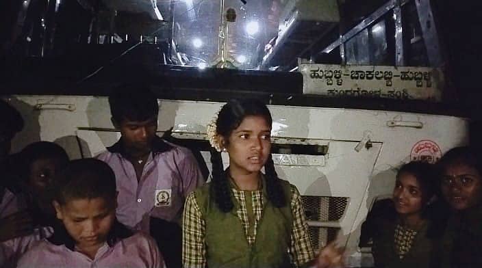 ಕುಂದಗೋಳ ತಾಲ್ಲೂಕಿನ ಸಂಶಿ- ಚಾಕಲಬ್ಬಿ ಗ್ರಾಮದ ಮಾರ್ಗ ಮಧ್ಯದಲ್ಲಿ ಇರುವ ಗೂಗಿ ಹಳ್ಳಕ್ಕೆ ಪ್ರವಾಹ ಬಂದ ಹಿನ್ನೆಲೆಯಲ್ಲಿ ಸಂಪರ್ಕ ಕಡಿತಗೊಂಡು ಶಾಲಾ ಮಕ್ಕಳು ಹಾಗೂ ಪ್ರಯಾಣಿಕರು ಬಸ್ ಇಳಿದು ಐದು ತಾಸು ರಸ್ತೆಯಲ್ಲಿಯೇ ಕಾಯ್ದರು