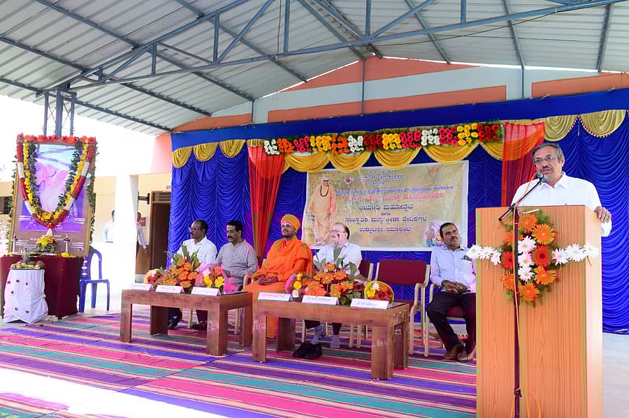 ಕೊಳ್ಳೇಗಾಲ ನಗರದ ಜೆ ಎಸ್ ಎಸ್ ಶಿಕ್ಷಣ ಸಂಸ್ಥೆಯಲ್ಲಿ ಬುಧವಾರ ಆಯೋಜಿಸಿದ್ದ ಶ್ರೀ ರಾಜೇಂದ್ರ ಮಹಾ ಸ್ವಾಮಿ ಅವರ 108ನೇ ಜಯಂತಿ ಮಹೋತ್ಸವ ಸಮಾರಂಭ ಕಾರ್ಯಕ್ರಮದಲ್ಲಿ ವಿಶ್ರಾಂತ ಪ್ರಾಧ್ಯಾಪಕ ಪ್ರೊ. ಡಿ.ಎಸ್. ಸದಾಶಿವಮೂರ್ತಿ ಅವರು ಮಾತನಾಡಿದರು