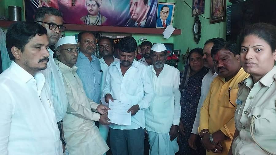 ಸಿದ್ದನೂರು ಗ್ರಾಮದ ಕಲಾವತಿ ಚಿಕ್ಕ ರೇವೂರು ಅವರ ಕುಟುಂಬದವರಿಗೆ ಶಾಸಕ ಎಂ. ವೈ. ಪಾಟೀಲ್ ಅವರು ಭಾನುವಾರ ಪರಿಹಾರದ ಚೆಕ್‌ ನೀಡಿದರು