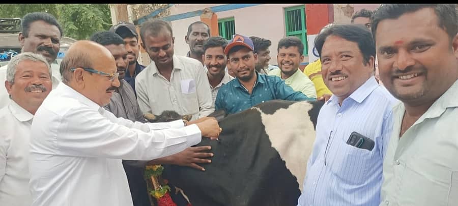 ಶಿರಾ ತಾಲ್ಲೂಕಿನ ಭೂವನಹಳ್ಳಿಯಲ್ಲಿ ಮಂಗಳವಾರ ಕಾಲುಬಾಯಿ ಜ್ವರ ಲಸಿಕಾ ಅಭಿಯಾನಕ್ಕೆ ಶಾಸಕ ಟಿ.ಬಿ.ಜಯಚಂದ್ರ ಚಾಲನೆ ನೀಡಿದರು