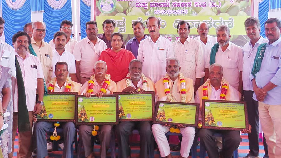 ವಿಶ್ವತೆಂಗು ದಿನಾಚರಣೆ ಕಾರ್ಯಕ್ರಮದಲ್ಲಿ ಸಂಸ್ಕರಣ ಘಟಕಕ್ಕೆ ಹೆಚ್ಚು ತೆಂಗಿನಕಾಯಿ ಪೂರೈಸಿದ ಎಚ್.ಎ. ಶ್ರೀಪತಿ, ರೇಚಣ್ಣ, ಎಂ.ಎಸ್.ನಾಗರತ್ನ ರಾಜೇಶ್, ಎಸ್. ಸಿದ್ದವೀರಪ್ಪ, ಆರ್. ಶಿವಾನಂದ ಅವರನ್ನು ಹೆಚ್ಚುವರಿ ಜಿಲ್ಲಾಧಿಕಾರಿ ಗೀತ ಹುಡೇದ ಹಾಗೂ ಗಣ್ಯರು ಸನ್ಮಾನಿಸಿದರು