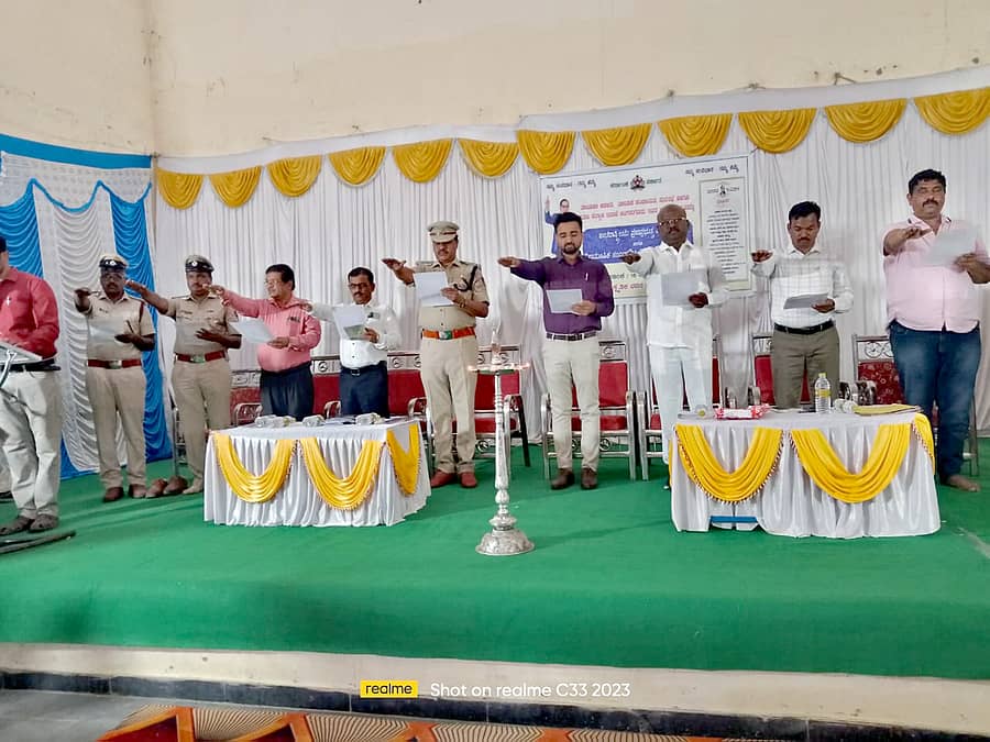 ಲಿಂಗಸುಗೂರಲ್ಲಿ ಶುಕ್ರವಾರ ಅಂತರಾಷ್ಟ್ರೀಯ ಪ್ರಜಾಪ್ರಭುತ್ವ ದಿನಾಚರಣೆ ನಿಮಿತ್ತ ತಾಲ್ಲೂಕು ಆಡಳಿತ ಆಯೋಜಿಸಿದ್ದ ಸಂವಿಧಾನ ಪೀಠಿಕೆ ಪ್ರತಿಜ್ಞಾ ವಿಧಿಯನ್ನು ಶಾಸಕ ಮಾನಪ್ಪ ವಜ್ಜಲ ಬೋಧಿಸಿದರು