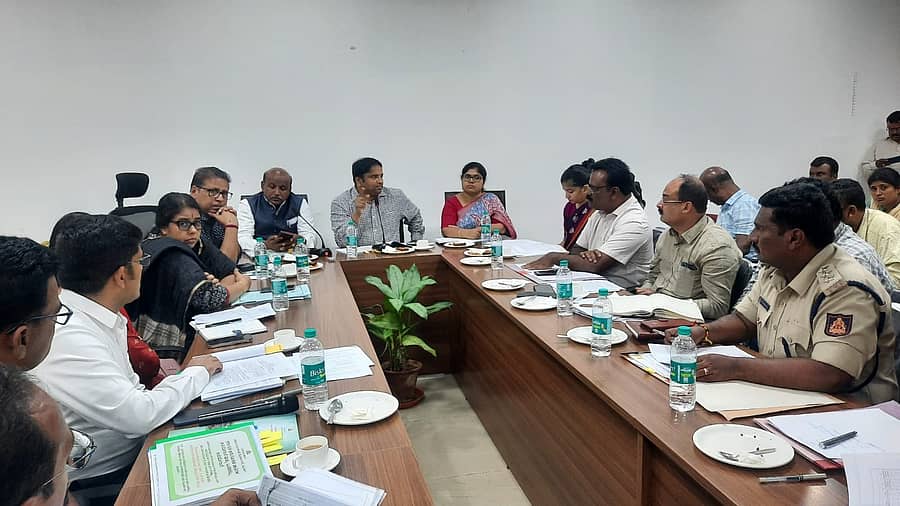 ಮೈಸೂರಿನಲ್ಲಿ ಗುರುವಾರ ನಡೆದ ಅಧಿಕಾರಿಗಳ ಸಭೆಯಲ್ಲಿ ಜಿಲ್ಲಾಧಿಕಾರಿ ಡಾ.ಕೆ.ವಿ. ರಾಜೇಂದ್ರ ಮಾತನಾಡಿದರು