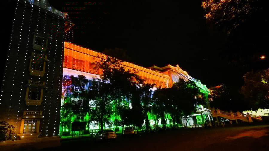 <div class="paragraphs"><p>ಕಲ್ಯಾಣ ಕರ್ನಾಟಕ ಅಮೃತ ಮಹೋತ್ಸವದ ಅಂಗವಾಗಿ ಕಲಬುರಗಿಯ ಜಿಲ್ಲಾಧಿಕಾರಿ ಕಚೇರಿಗೆ ವಿದ್ಯುತ್ ದೀಪ ಅಲಂಕಾರ ಮಾಡಲಾಯಿತು.</p><p></p></div>