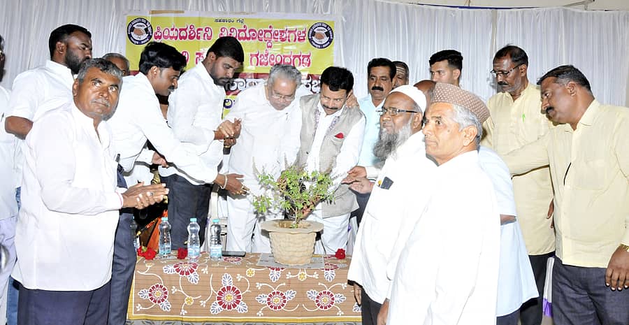 ಗಜೇಂದ್ರಗಡದ ಪ್ರಿಯದರ್ಶಿನಿ ವಿವಿಧೋದ್ದೇಶಗಳ ಸಹಕಾರಿ ಸಂಘದ ವಾರ್ಷಿಕ ಸಭೆಯನ್ನು ಮಾಜಿ ಸಭಾಪತಿ ವೀರಣ್ಣ ಮತ್ತಿಕಟ್ಟಿ ಉದ್ಘಾಟಿಸಿದರು