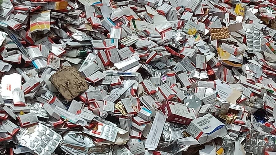 ಕುಣಿಗಲ್ ತಾಲ್ಲೂಕು ಗಿರಿನಗರದ ಬಳಿ ತಂದು ಸುರಿದಿರುವ ಮಾತ್ರೆಗಳ ರಾಶಿ