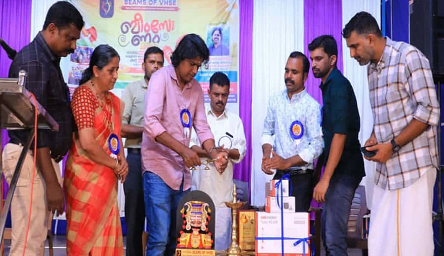 ಬದಿಯಡ್ಕ ಸಮೀಪದ ಮುಳ್ಳೇರಿಯ ವಿಎಚ್‌ಎಸ್‌ಇ ಶಾಲೆಯ ಹಿರಿಯ ವಿದ್ಯಾರ್ಥಿಗಳು ಸಂಯೋಜಿಸಿದ ಅಭಿವೃದ್ಧಿ ಯೋಜನೆಗಳನ್ನು ಸಿನಿಮಾ ನಟ ಉಣ್ಣಿರಾಜ ಚೆರುವತ್ತೂರು ಉದ್ಘಾಟಿಸಿದರು