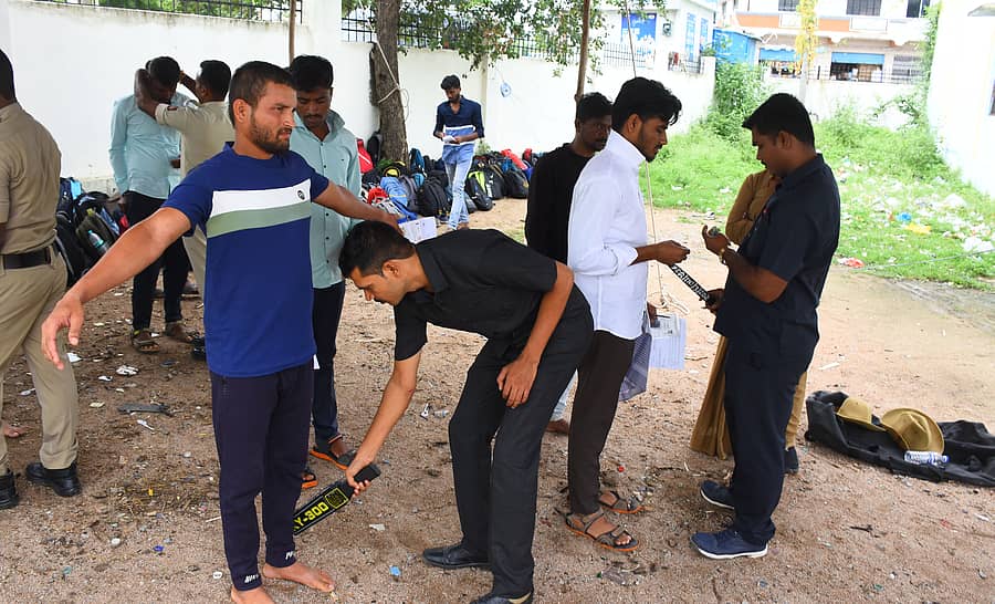 ಯಾದಗಿರಿ ನಗರದ ಬಾಲಕರ ಪದವಿ ಪೂರ್ವ ಕಾಲೇಜಿನಲ್ಲಿ ಭಾನುವಾರ ಪೊಲೀಸ್ ನೇಮಕಾತಿ ಪರೀಕ್ಷೆಗೆ ಬಂದಿದ್ದ ಅಭ್ಯರ್ಥಿಗಳ ತಪಾಸಣೆ ನಡೆಯಿತು