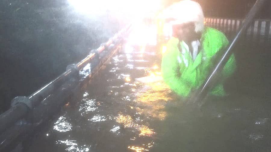 <div class="paragraphs"><p>ಹೆಬ್ಬಾಳ ಮೇಲ್ಸೇತುವೆಯಲ್ಲಿ ನೀರು ಹೊರಹಾಕಲು ಶ್ರಮಿಸಿದ ಸಂಚಾರ ವಿಭಾಗದ ಕಾನ್ಸ್ಟೆಬಲ್.</p></div>