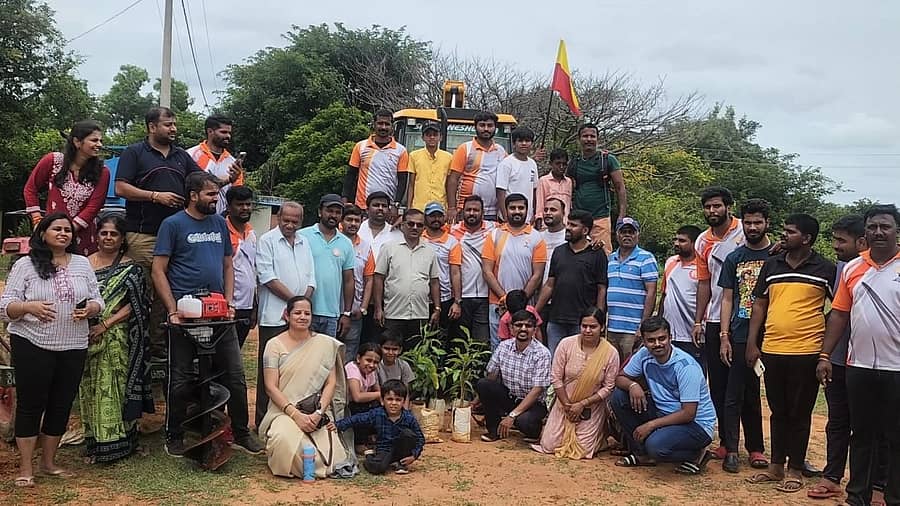 <div class="paragraphs"><p>ದಾಬಸ್ಪೇಟೆ ಸಮೀಪದ ದೇವರಹೊಸಹಳ್ಳಿಯಲ್ಲಿರುವ ಭದ್ರಕಾಳಮ್ಮ, ವೀರಭದ್ರಸ್ವಾಮಿ ದೇವಸ್ಥಾನದಲ್ಲಿ ಸ್ವಚ್ಛತಾ ಕಾರ್ಯ ನಡೆಸಿದ ಸ್ವಯಂ ಜಾಗೃತಿ ಸೇವಾ ಟ್ರಸ್ಟ್ ಸದಸ್ಯರು</p></div>