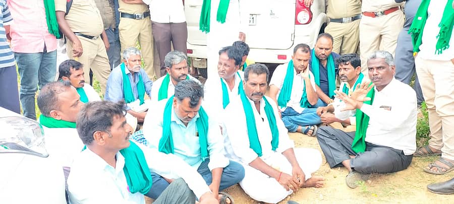 ಗುಂಡ್ಲುಪೇಟೆ ತಾಲ್ಲೂಕಿನ ಜಕ್ಕಹಳ್ಳಿ ಗ್ರಾಮದ ಬಳಿ ಚಲನಚಿತ್ರ ನಟ ಗಣೇಶ್ ನಿರ್ಮಾಣ ಮಾಡುತ್ತಿರುವ ಬೃಹತ್ ಕಟ್ಟಡದ ಬಳಿ ರೈತ ಸಂಘಟನೆಯ ಮುಖಂಡರು ಪ್ರತಿಭಟಿಸಿದರು.