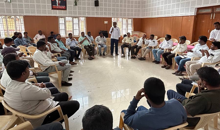 ಚಾಮರಾಜನಗರದ ಅಂಬೇಡ್ಕರ್ ಭವನದಲ್ಲಿ ನಡೆದ ದಲಿತ ಮುಖಂಡರ ಸಭೆಯಲ್ಲಿ ಸಿ.ಎಂ.ಕೃಷ್ಣಮೂರ್ತಿ ಮಾತನಾಡಿದರು