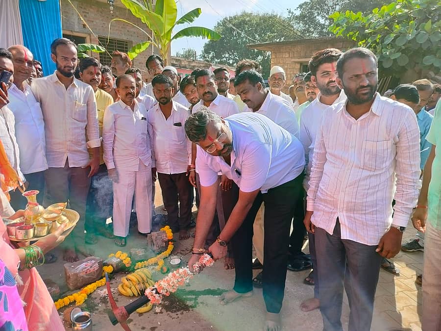 ಶಾಸಕ ವಿಶ್ವಾಸ ವೈದ್ಯ ಬೂಮಿಪೂಜೆ ನೆರವೆರಿಸಿದರು ಪರಸಭೆ ಸದಸ್ಯರು ಅದಿಕಾರಿ ಉಪಸ್ಥಿತರಿದ್ದರು
