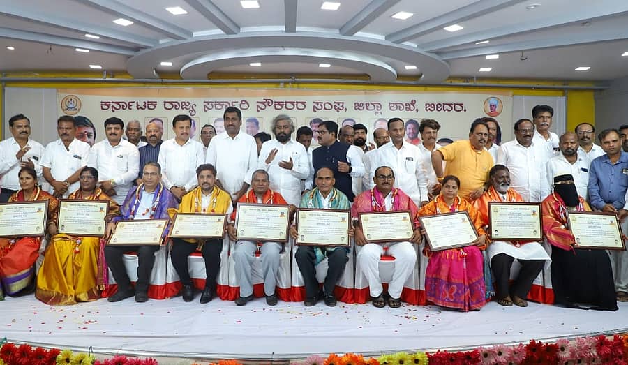 ಬೀದರ್ ನಗರದಲ್ಲಿ ನಡೆದ ಶಿಕ್ಷಕರ ದಿನಾಚರಣೆ ಕಾರ್ಯಕ್ರಮದಲ್ಲಿ ಶಿಕ್ಷಕರಿಗೆ ಉತ್ತಮ ಶಿಕ್ಷಕರಿಗೆ ಪ್ರಶಸ್ತಿ ನೀಡಿ ಸನ್ಮಾನಿಸಲಾಯಿತು