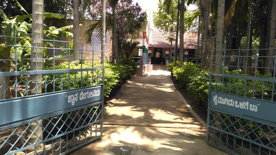 <div class="paragraphs"><p>ಶಿರಾ ತಾಲ್ಲೂಕಿನ ದೇವರಹಳ್ಳಿ ಸರ್ಕಾರಿ‌ ಕಿರಿಯ ಪ್ರಾಥಮಿಕ ಶಾಲೆ </p></div>