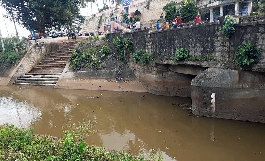 ಮಲೇಬೆನ್ನೂರು ಸಮೀಪದ ಕೋಮಾರನಹಳ್ಳಿ ಭದ್ರಾ ನಾಲೆ ಪಿಯರ್ ಗೇಜ್ ಗುರುವಾರ 3 ಅಡಿ ನೀರಿನ ಹರಿವಿನ ಪ್ರಮಾಣ ತೋರಿಸುತ್ತಿದೆ